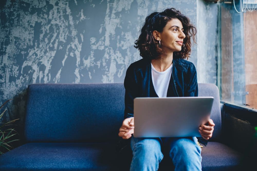 Can you freelance and be employed at the same time?